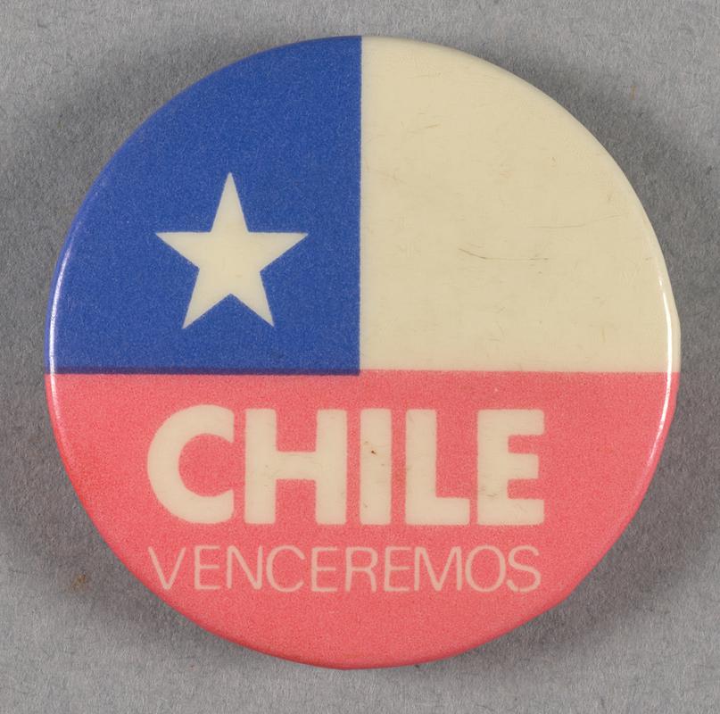 Badge with slogan 'CHILE VENCEREMOS'.