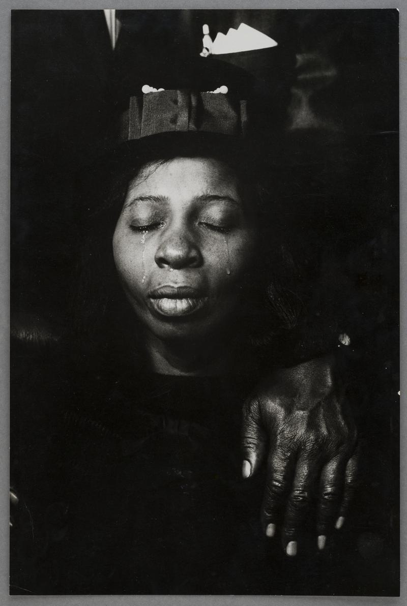 Modryb (a oedd wedi mabwysiadu'r milwr) yn angladd ei nai a laddwyd yn Fietnam