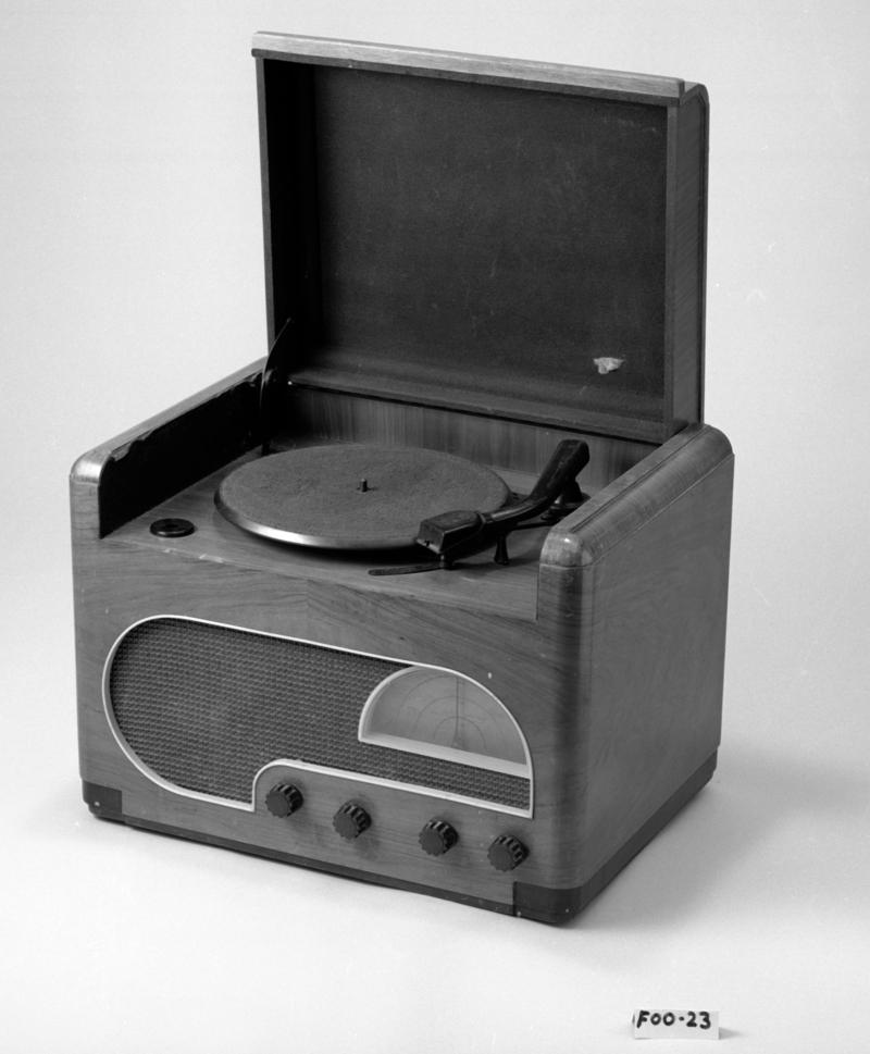 Photograph of tabletop Radiogram with gramaphone and radio/Ffotograff o RADIOGRAM sef table top gramophone & radio