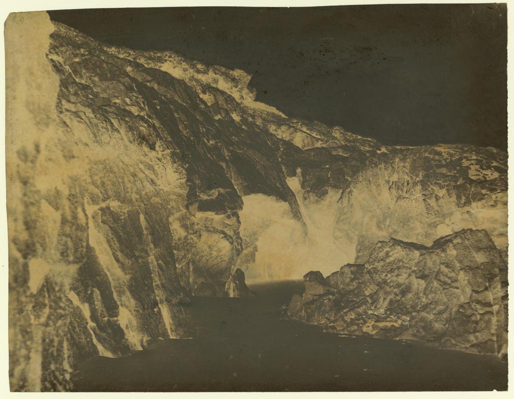 Wax paper calotype negative. Brayslet Bay (1855-1860)