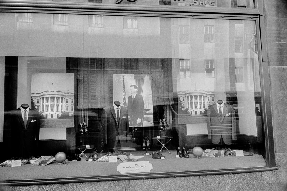 USA. NEW YORK. Manhattan. New Yorkers and the American flag. President  Kennedy used to sell suits. 1962