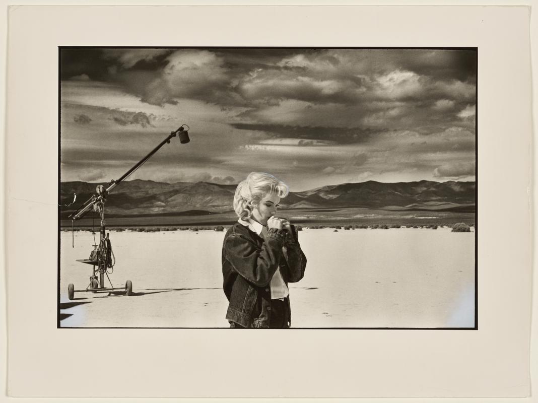 USA. Nevada. US actress Marilyn Monroe on the Nevada Desert going over her lines