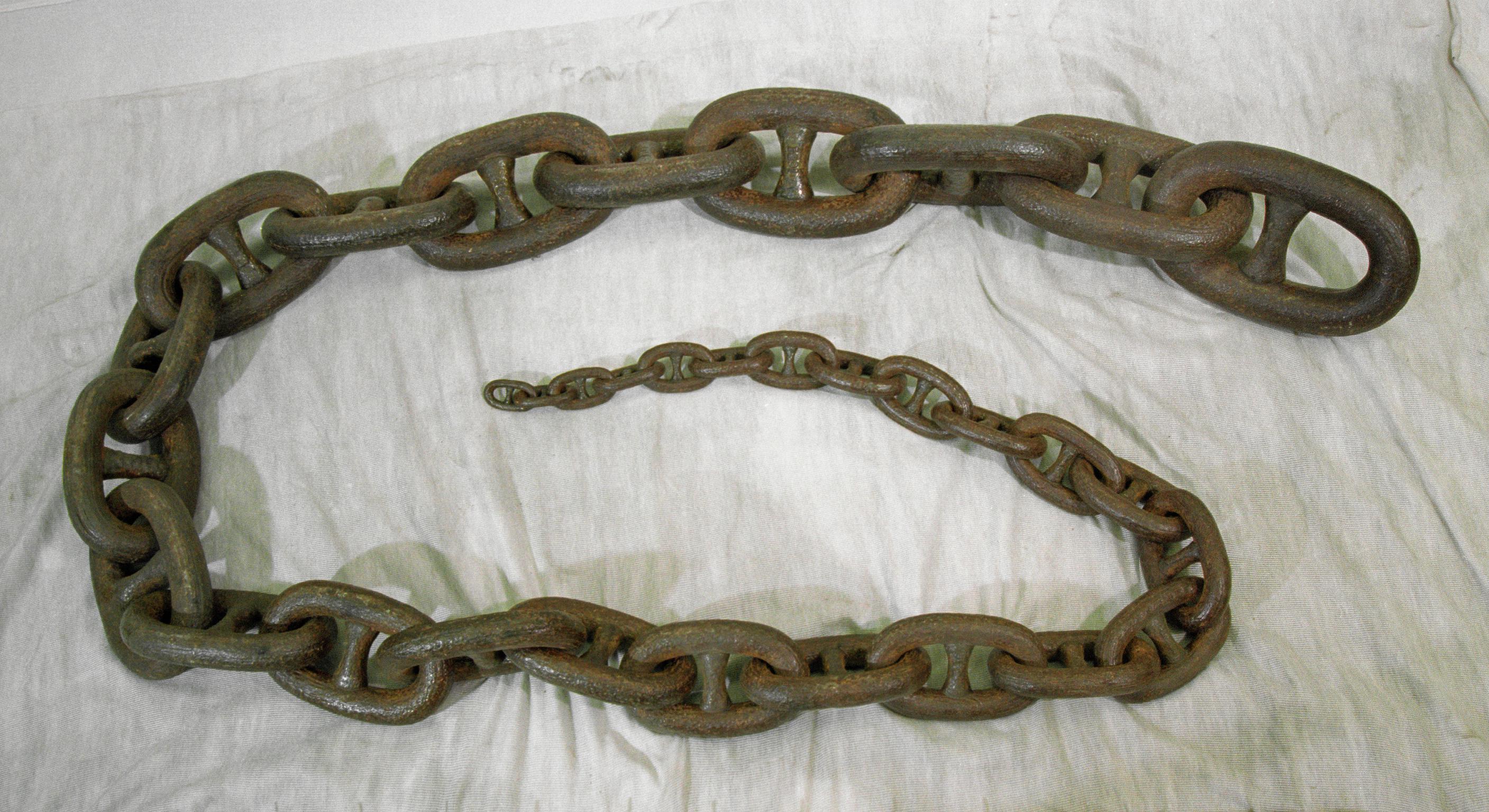 Chain, each link being successively smaller