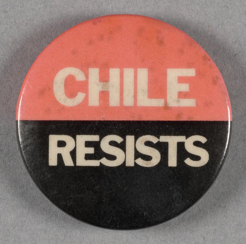 Badge with slogan 'CHILE RESISTS'.