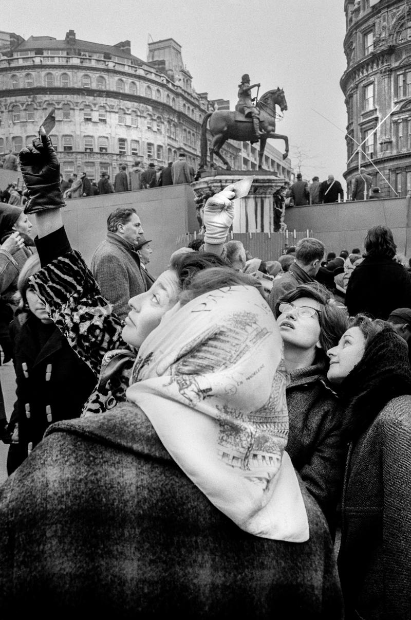 GB. ENGLAND. London. Winston CHURCHILL funeral. Spectators in Trafalgar Square get a better view by looking in mirrors. 3 January 1965.