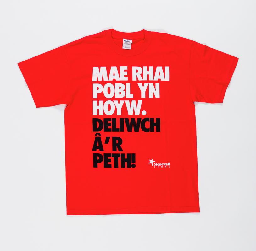 Red Stonewall Cymru t shirt 'Mae Rhai Pobl Yn Hoyw. Deliwch Â'r Peth!'.