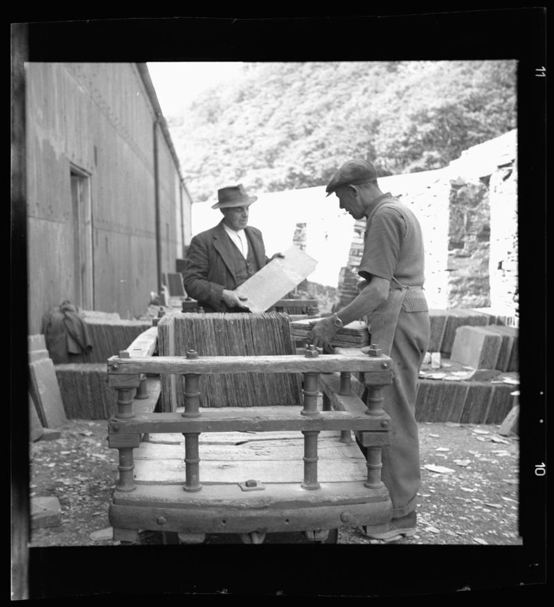 Roofing slates being loaded into wagons to be transported to the slate quay, Dinorwig Quarry, early 1960s.



Image shows the slate loader, 'llwythwr', and the inspector, 'marciwr cerrig'.