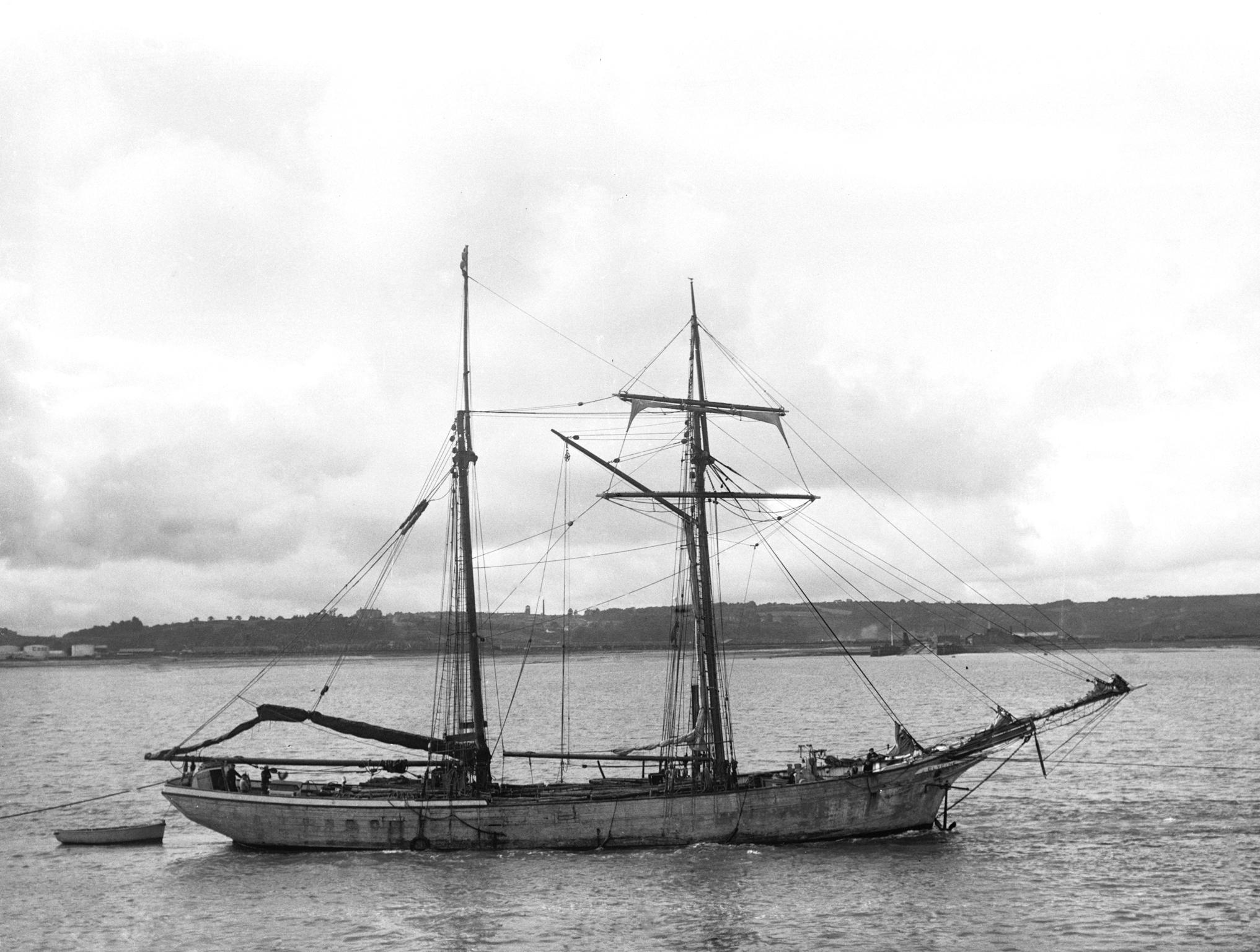 GLYCINE (schooner), glass negative