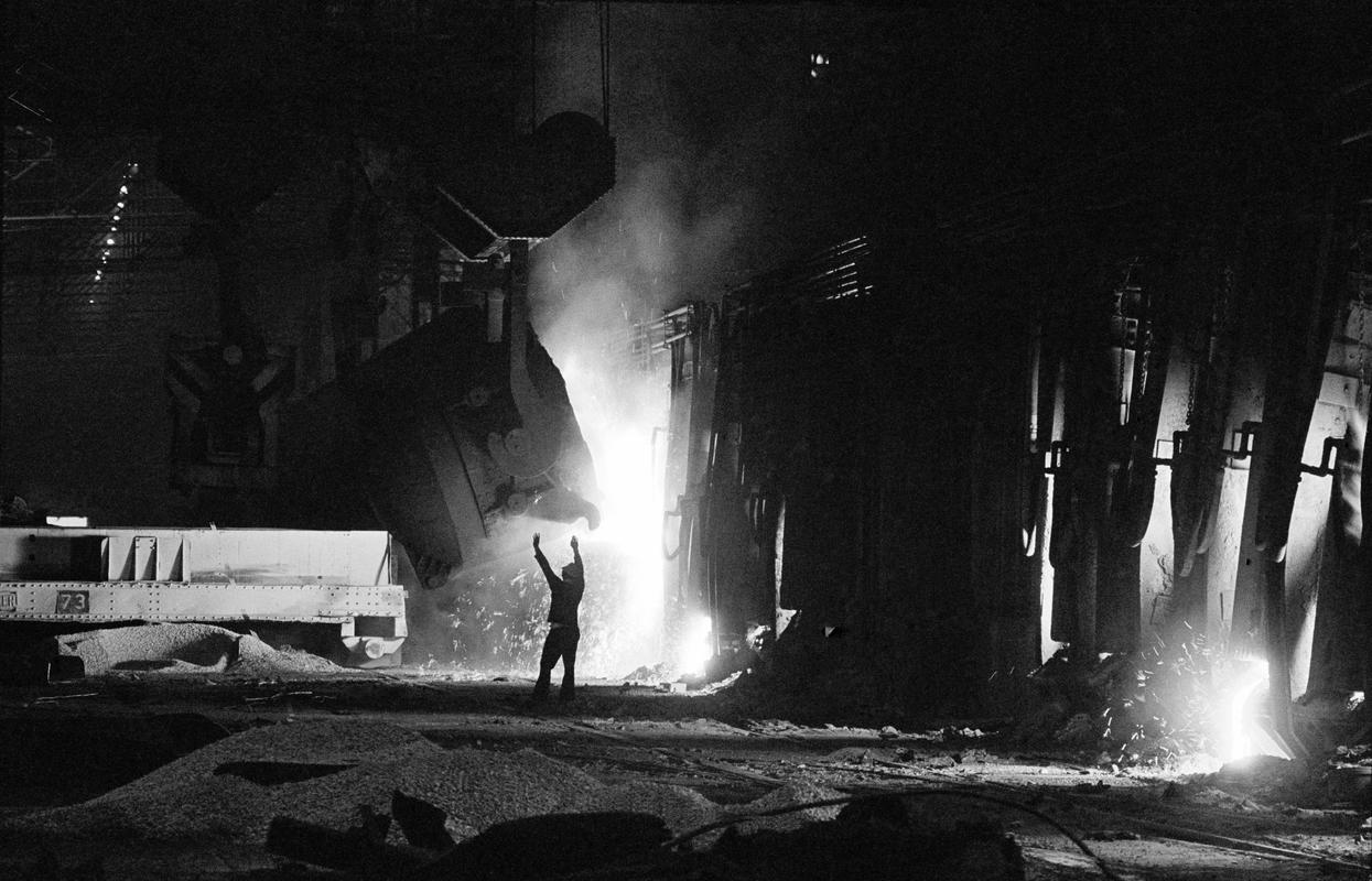 GB. WALES. Shotton. Working in Shotton Steel Works during its last days before closing. The last pouring. 1977.