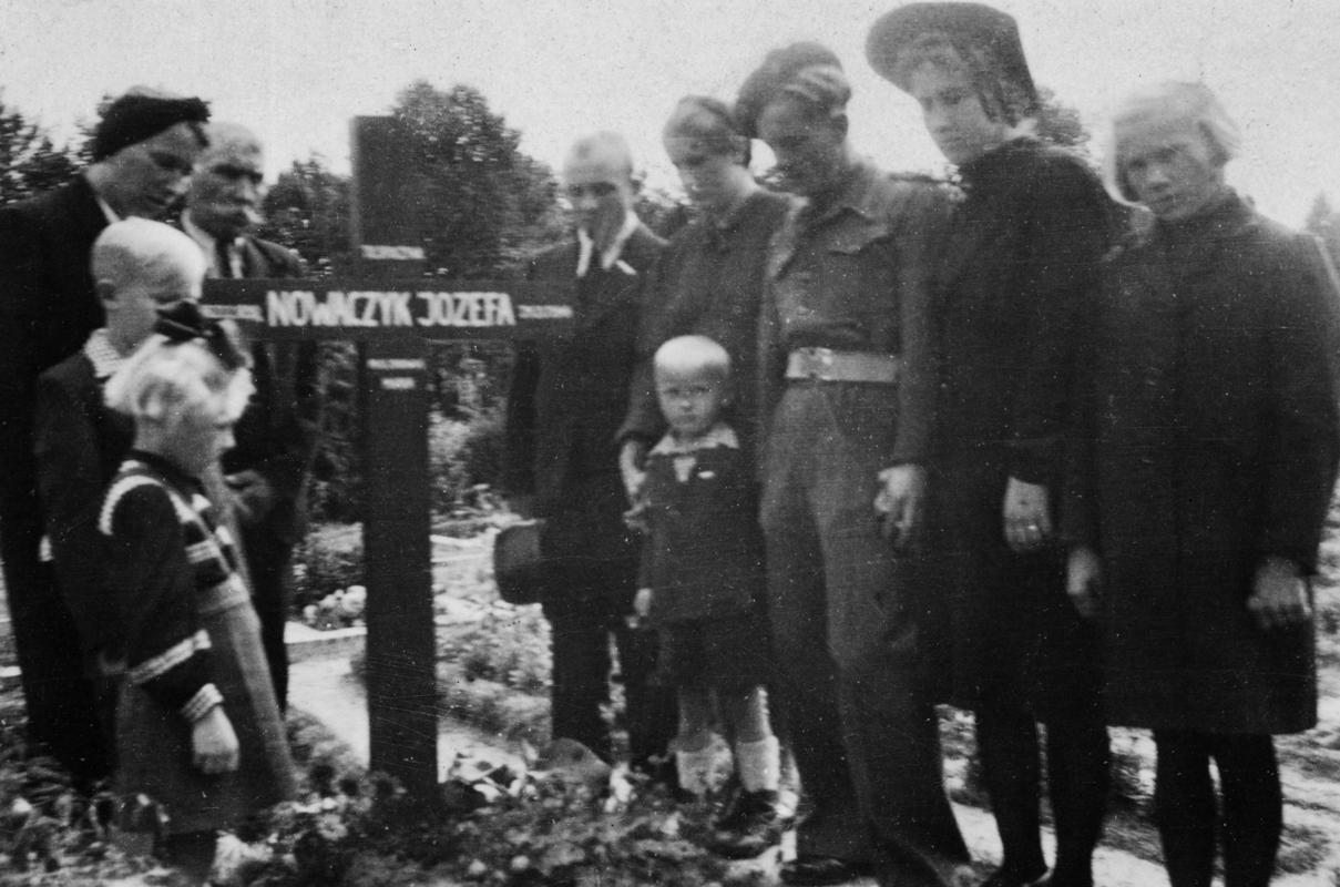 Winogorski family at George's grandmother's grave