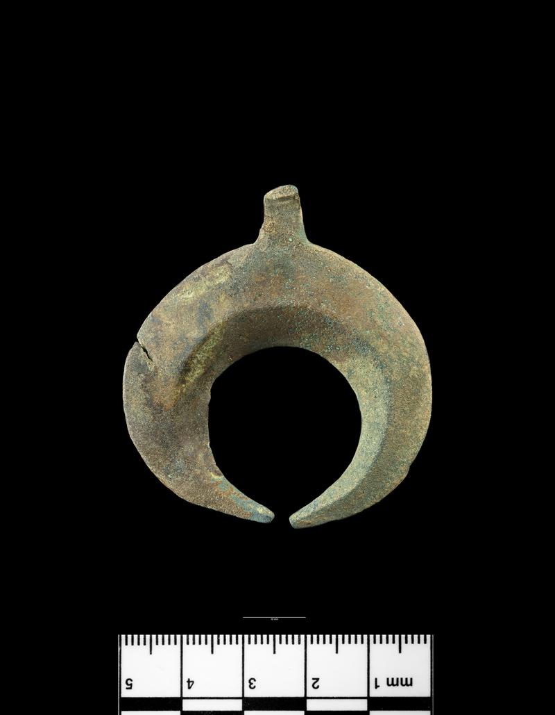 Roman copper alloy crescentic pendant