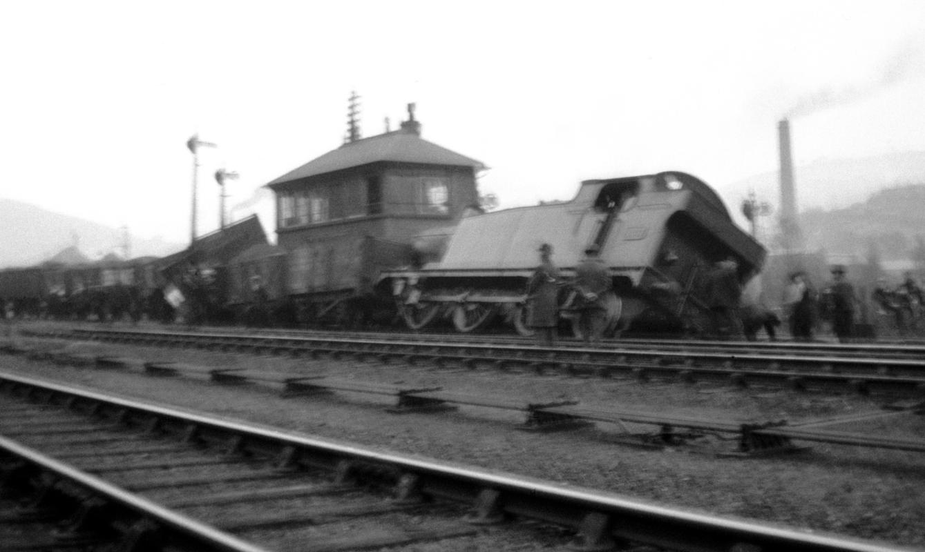 Derailment of coal train at Abercarn, negative