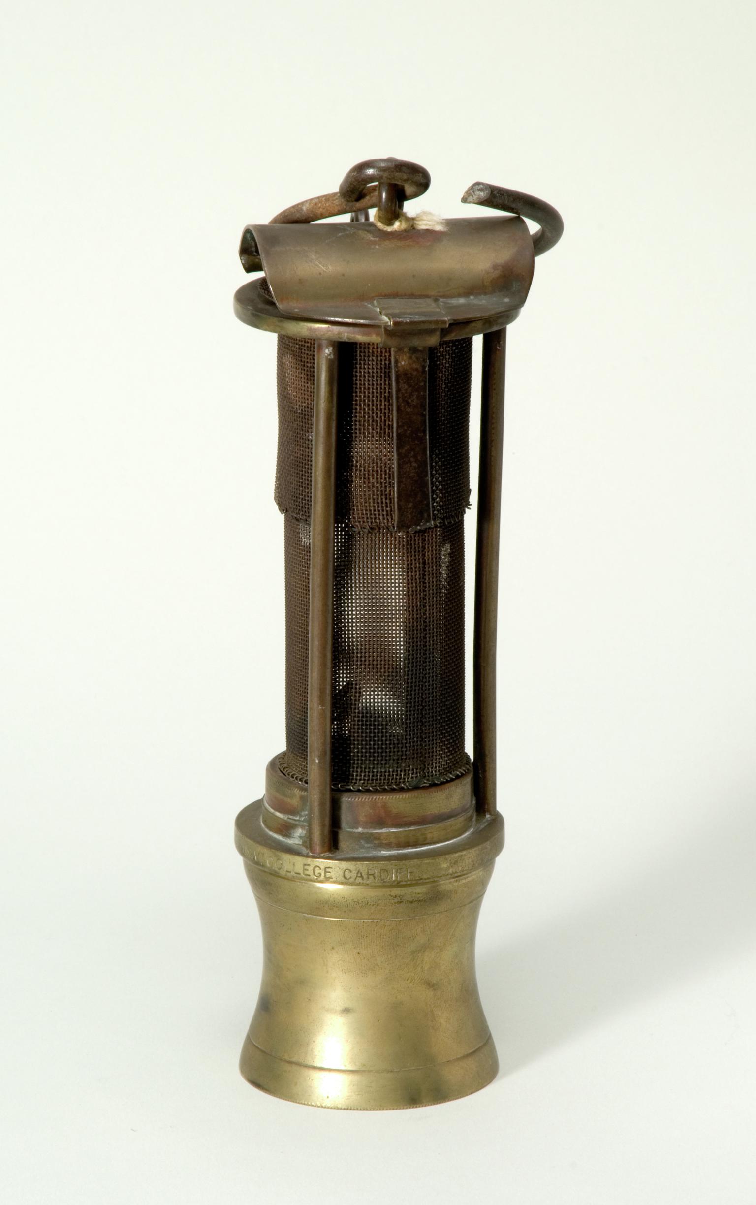 Davy flame safety lamp
