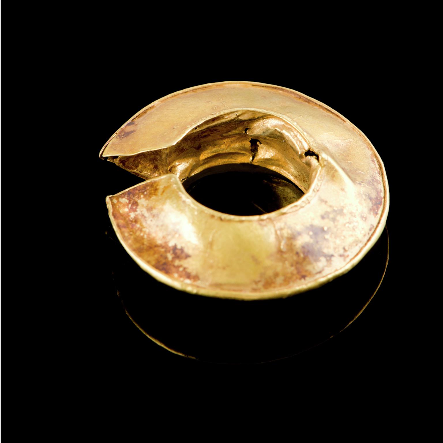 Late Bronze Age gold penannular lock ring