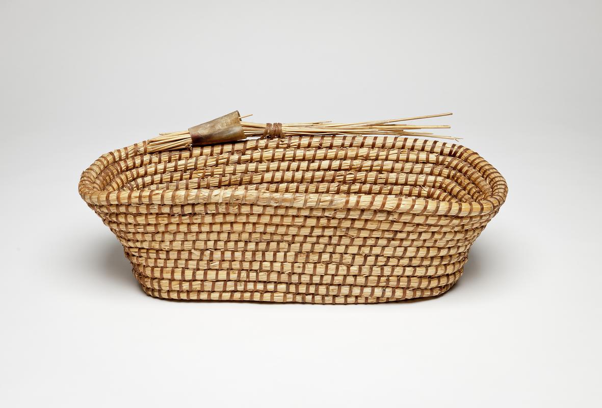 Basket with shaping horn