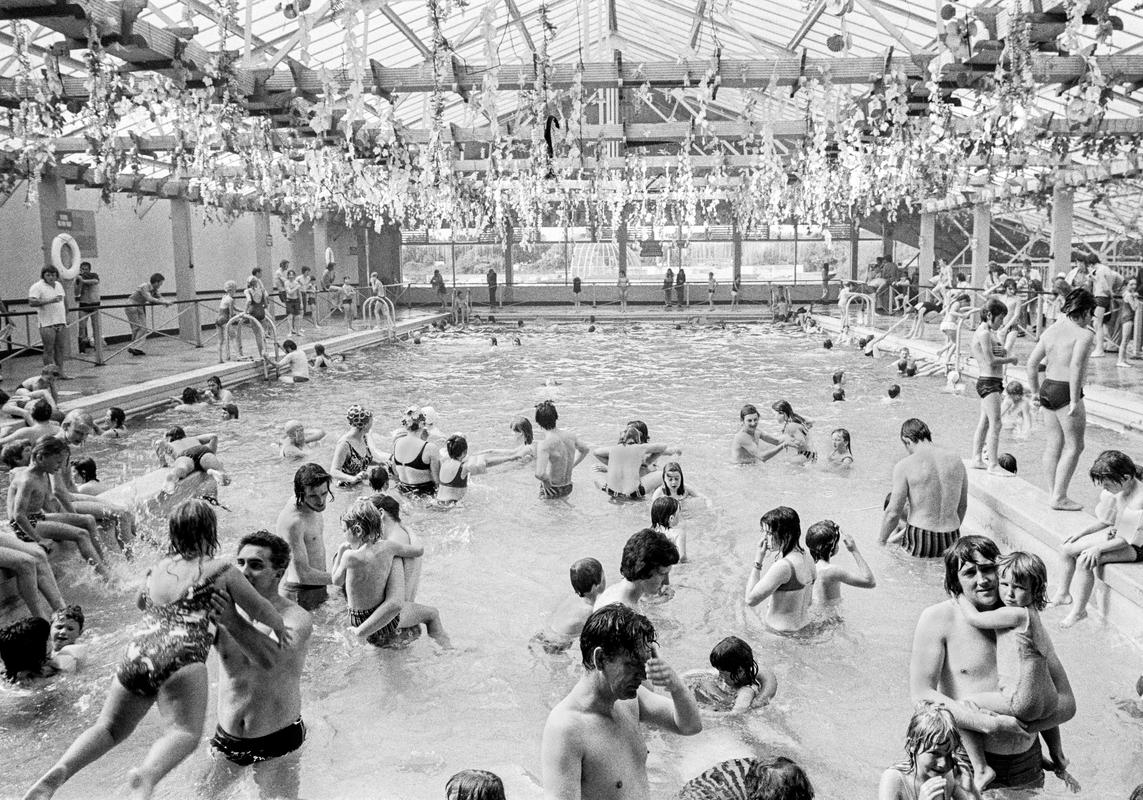 GB. WALES. Pwllheli. The indoor pool at Butlin's Holiday Camp. A wonderful idea allowing working class people to have cheap family holidays. 1974