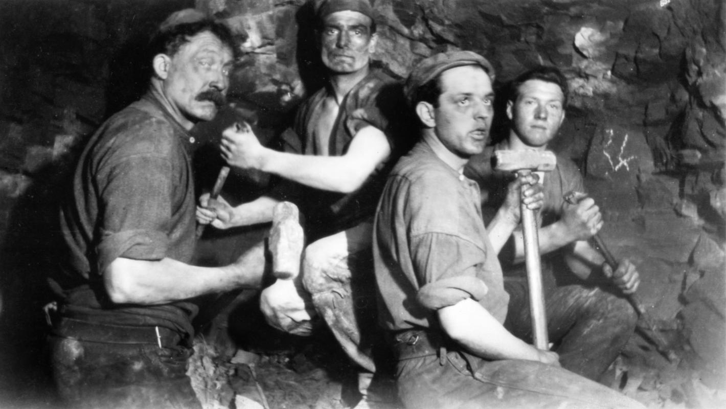 4 miners in main level, Mynydd Newydd Colliery