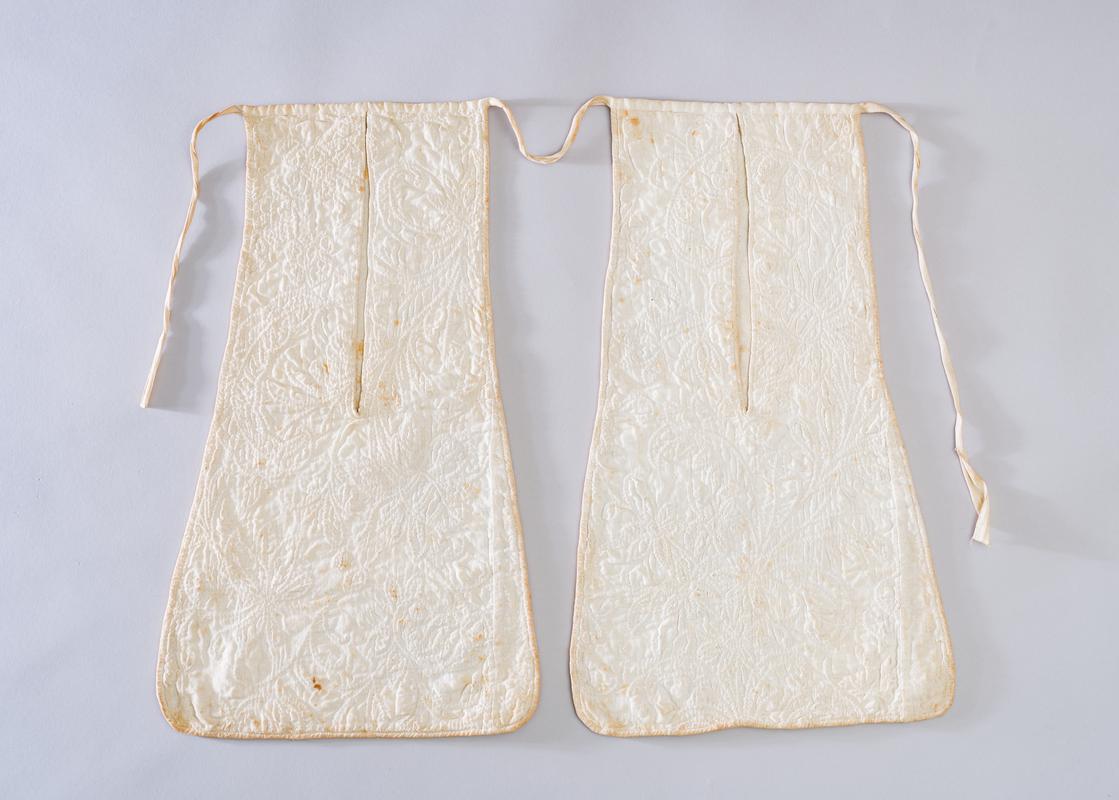 Pair of tie-on pockets, mid 1700s