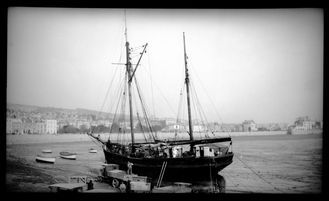 Beam view of Barnstable ketch C.F.H. discharging overside at Knightstone, 11th March 1933.