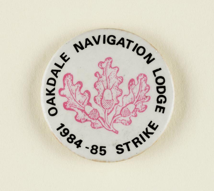 Oakdale Navigation Lodge pin badge. Red oak leaf emblem at centre with inscription around.