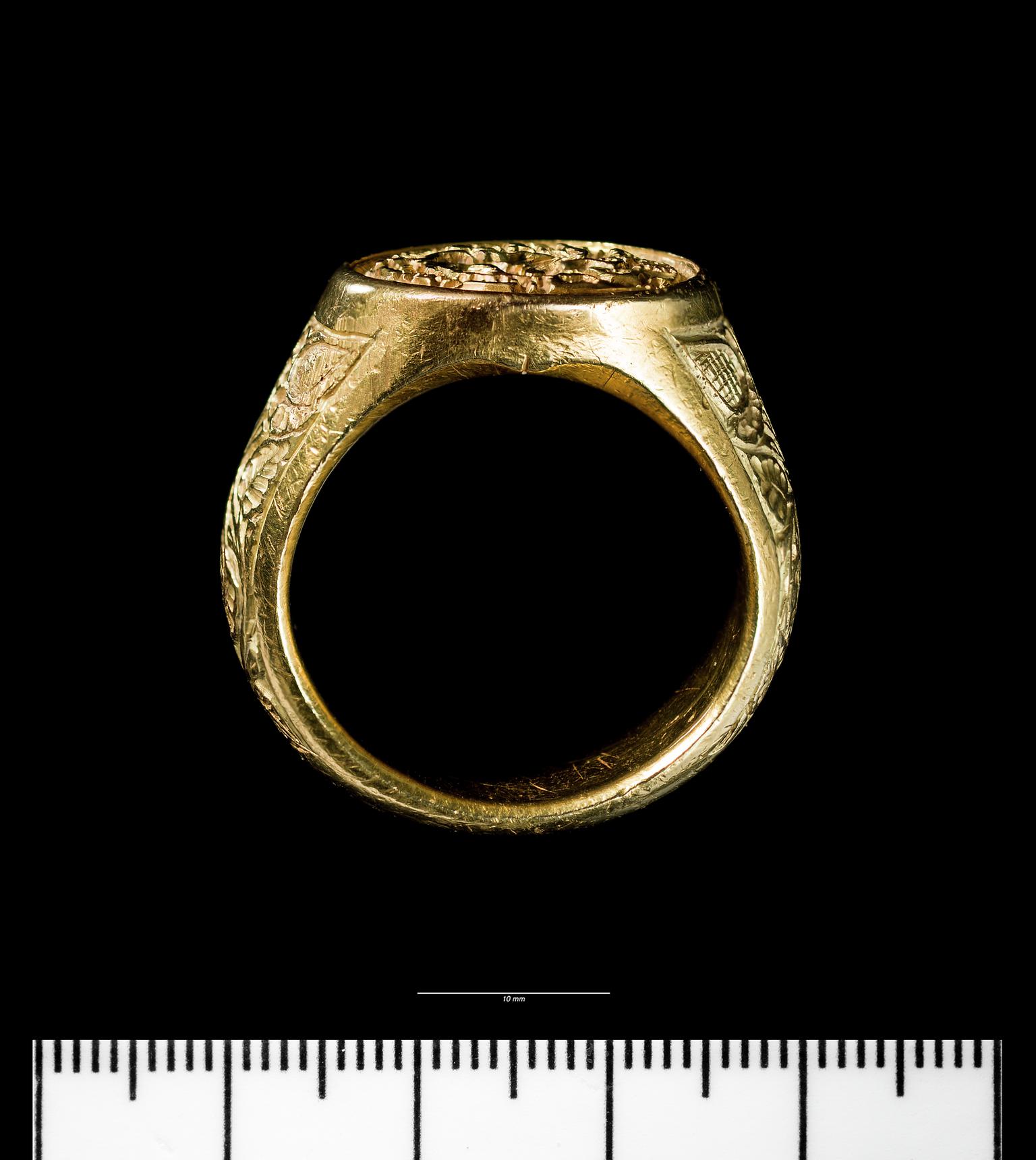 Medieval gold signet ring