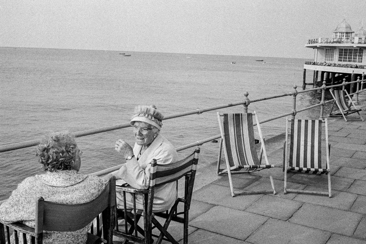 GB. ENGLAND. Herne Bay. Chat on the Prominade. 1963.