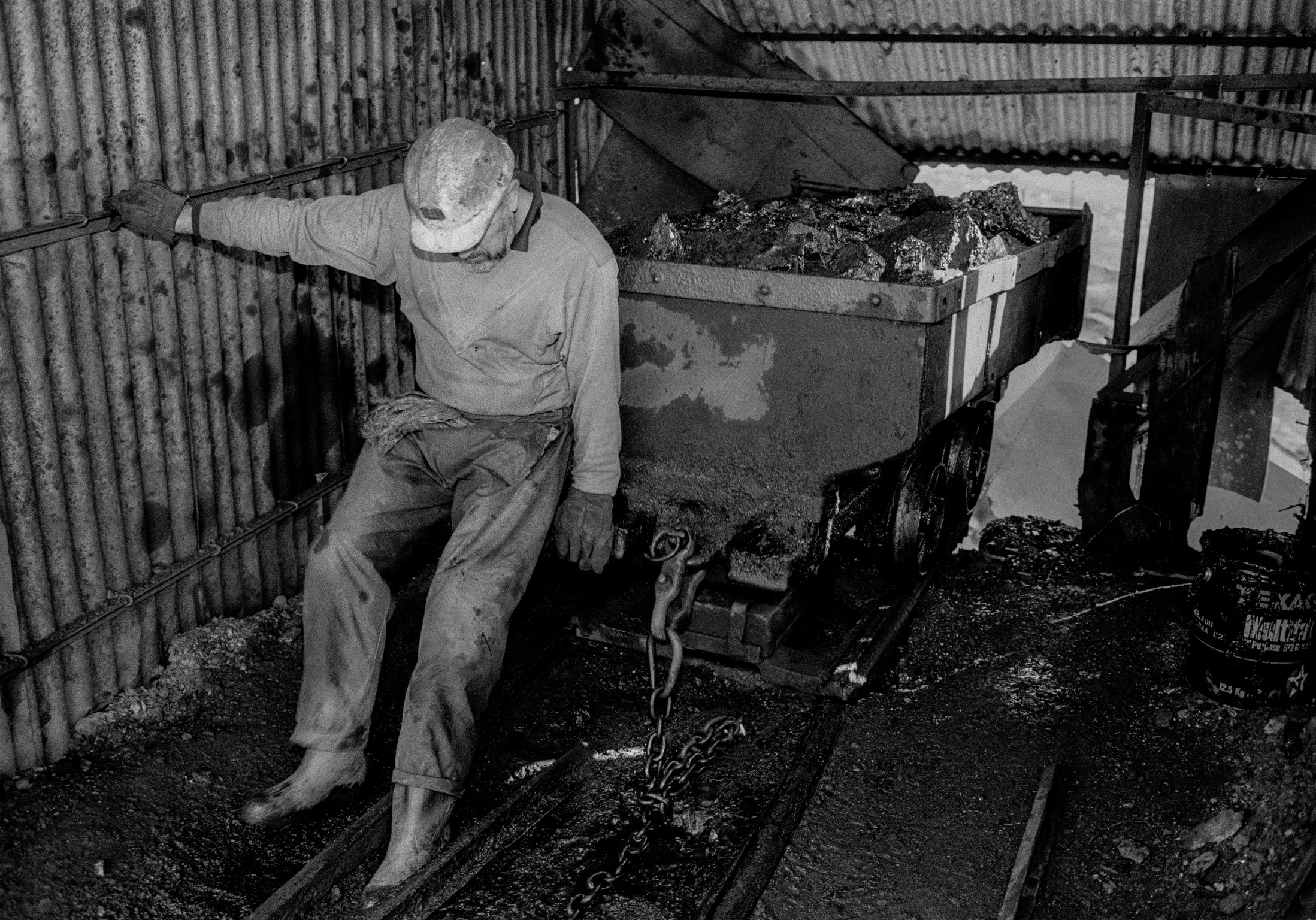 Black mountain coal. Miners emptying a coal cart. Neath Valley, Wales