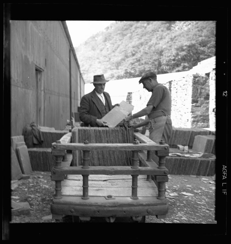 Roofing slates being loaded into wagons to be transported to the slate quay, Dinorwig Quarry, early 1960s.



Image shows the slate loader, 'llwythwr', and the inspector, 'marciwr cerrig'.
