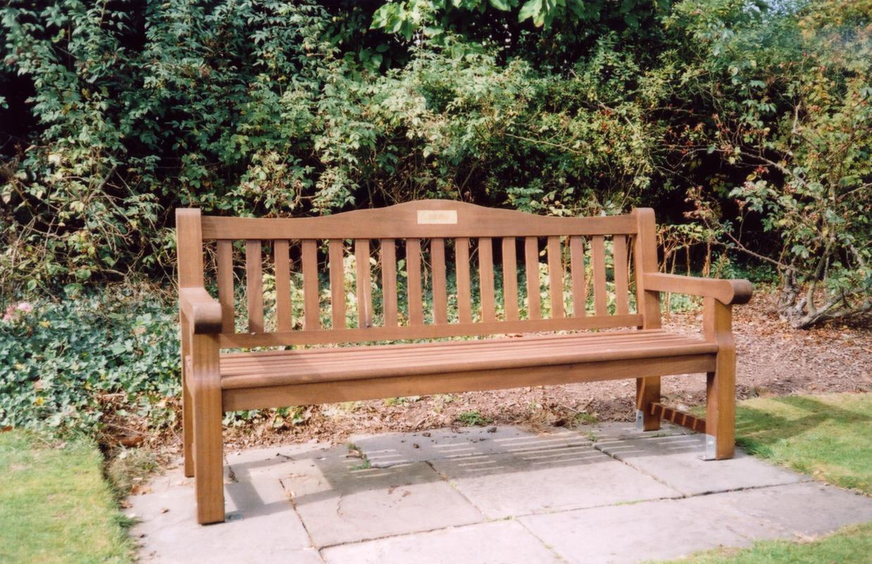 Memorial bench to Bill & Nell Terrell in Roath Park