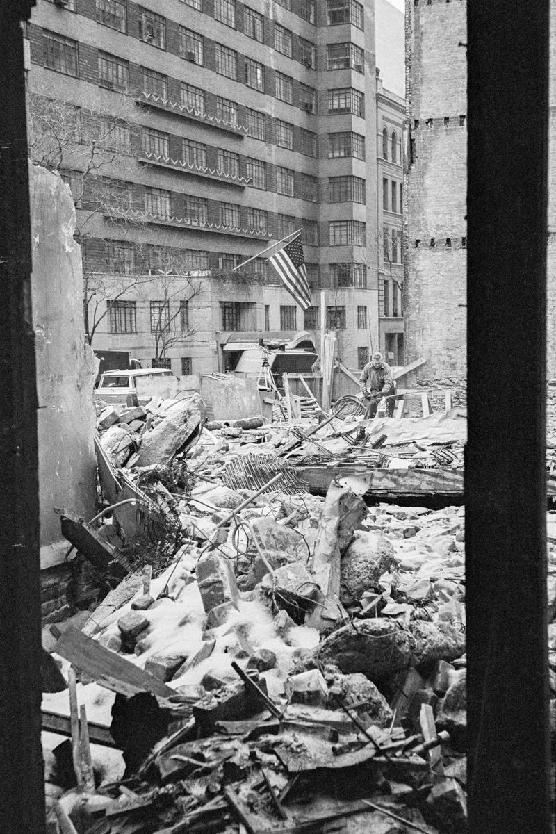 USA. NEW YORK. Manhattan. Destruction of and rebuilding a major building. New Yorkers and the American flag. 1962.