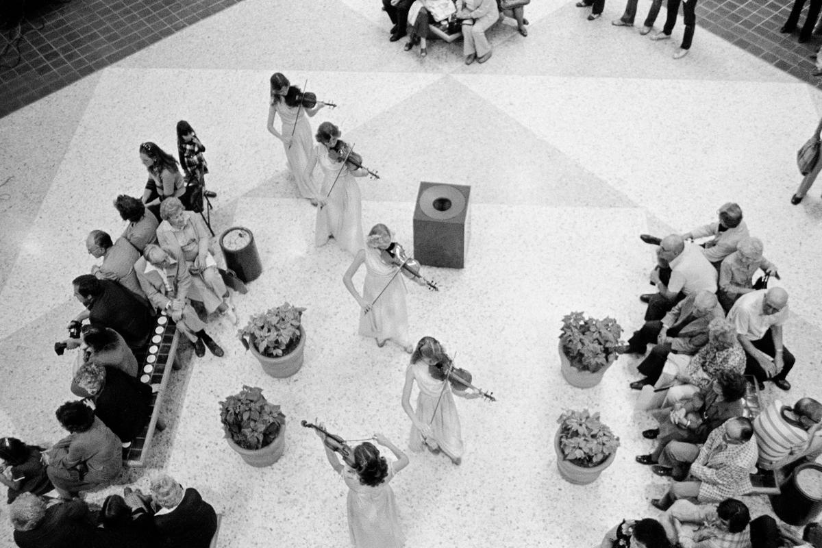 USA. ARIZONA. Phoenix. Goldwaters the major department store, shoppers entertainment. 1979.