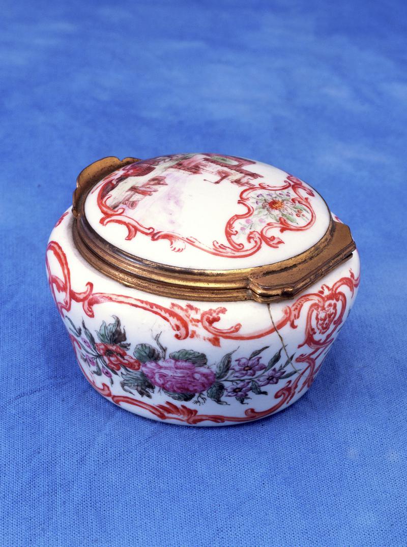 Snuff box and cover