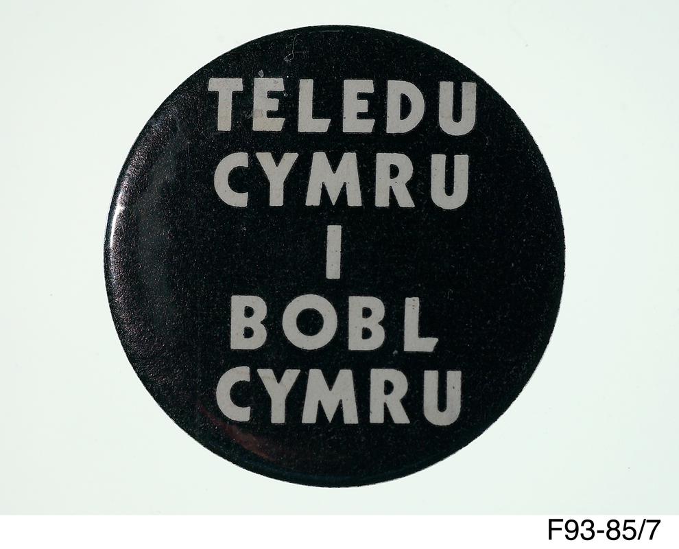 Badge 'Teledu Cymru i Bobl Cymru'