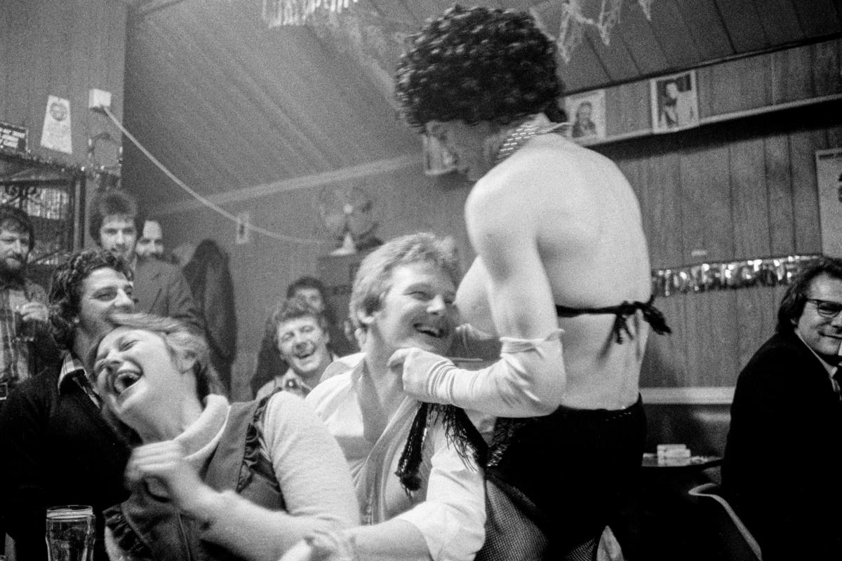 GB. WALES. Risca. Sy Scott entertaining in Broads Club. 1978.