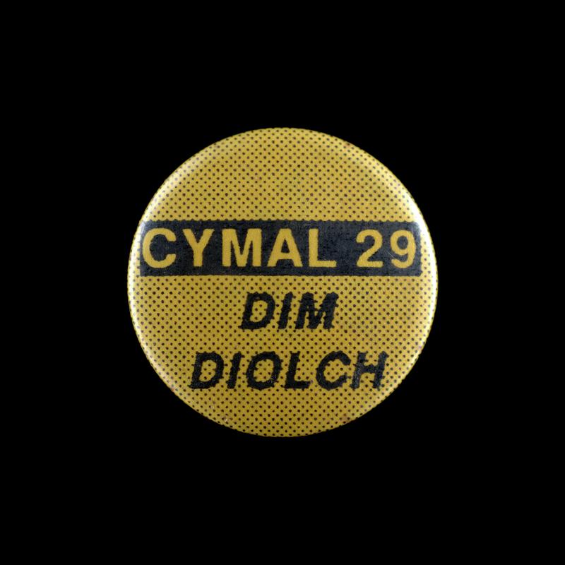 Badge 'Cymal 29 Dim Diolch'.