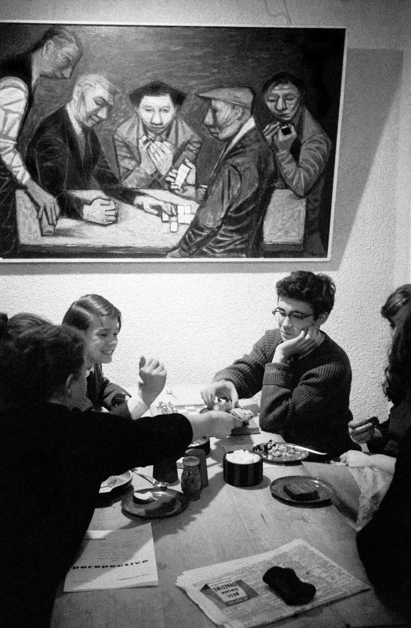 GB. ENGLAND. London. The Partisan Coffee-Bar in Soho London. Meeting place of the left wing activists and budding artists of the period of the period. A place to eat, to play chess and a place to play music. Taken on a Contax 2 camera (first professional camera). 1957.