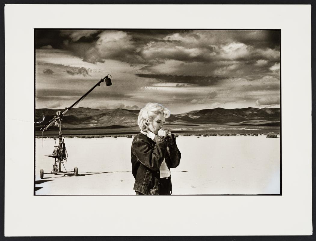 USA. Nevada. US actress Marilyn Monroe on the Nevada Desert going over her lines