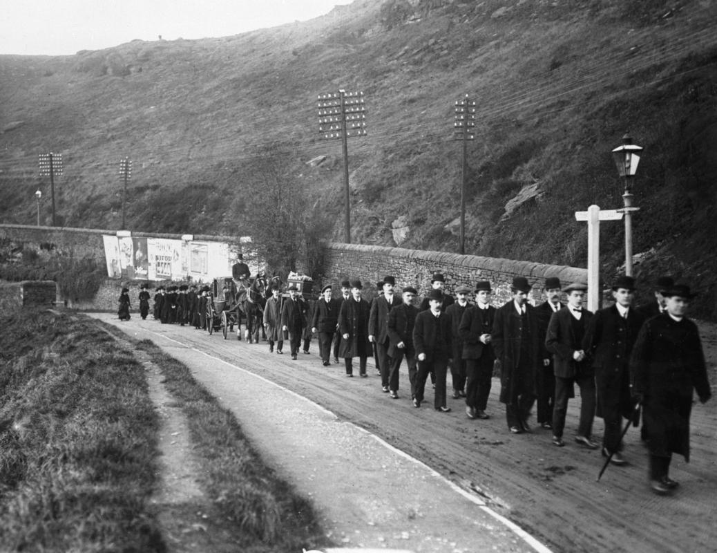 Cambrian Combine Strike. Funeral procession of Sammuel Rays, killed in riot at Glyntaff