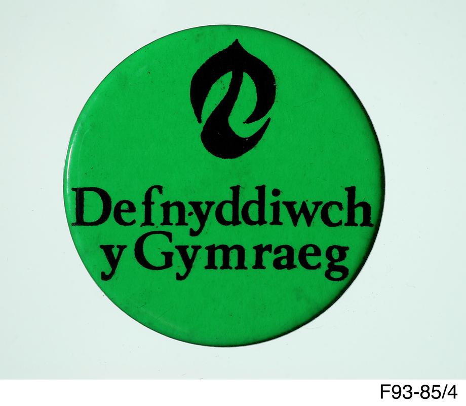 Badge 'Defnyddiwch y Gymraeg'