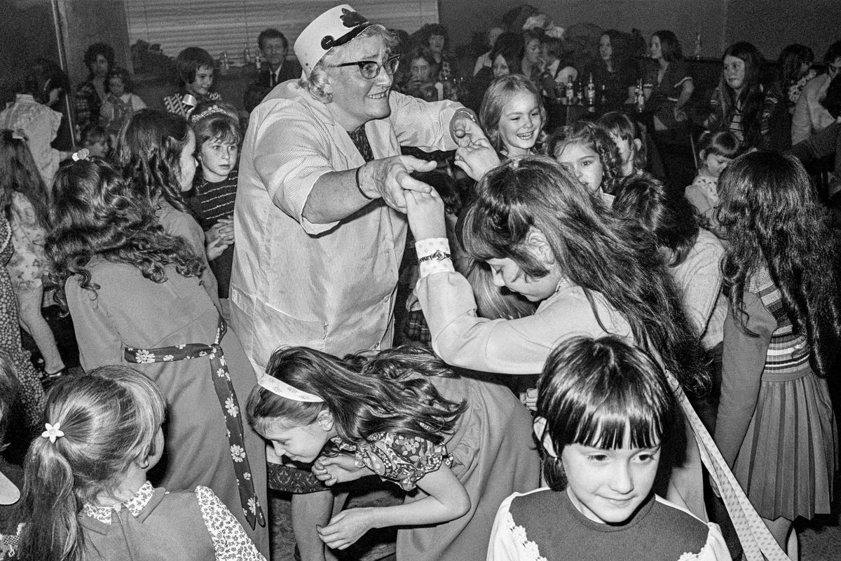 GB. WALES. Abertillery. Children's party. 1974.