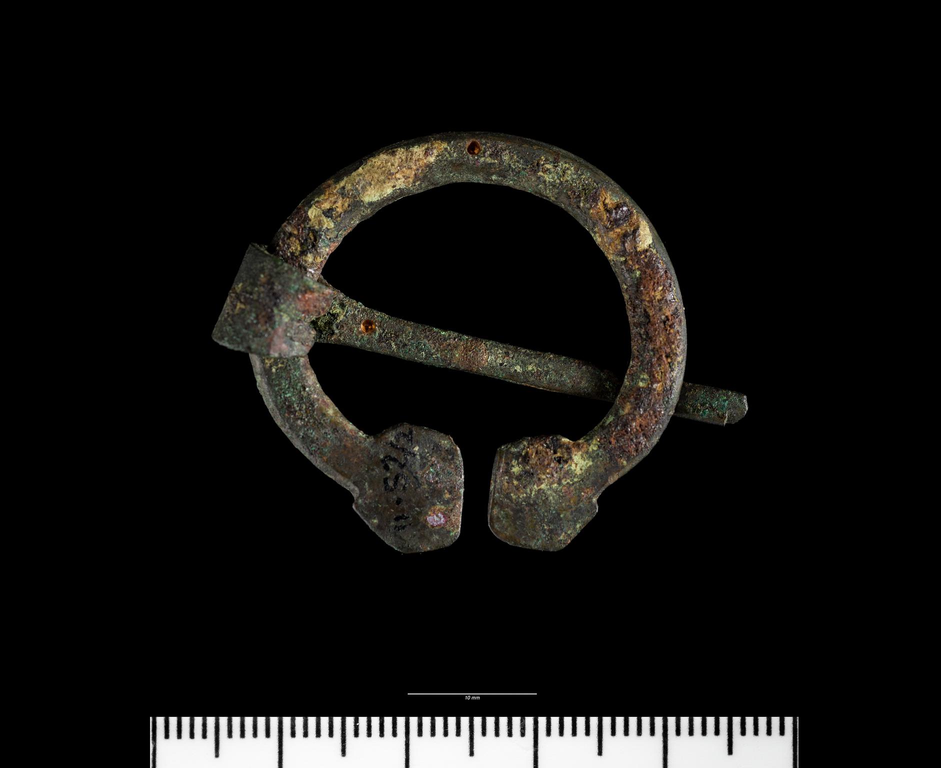 Early Medieval copper alloy penannular brooch