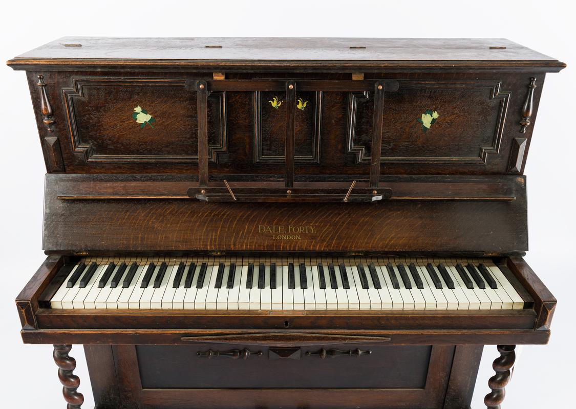 Piano, upright