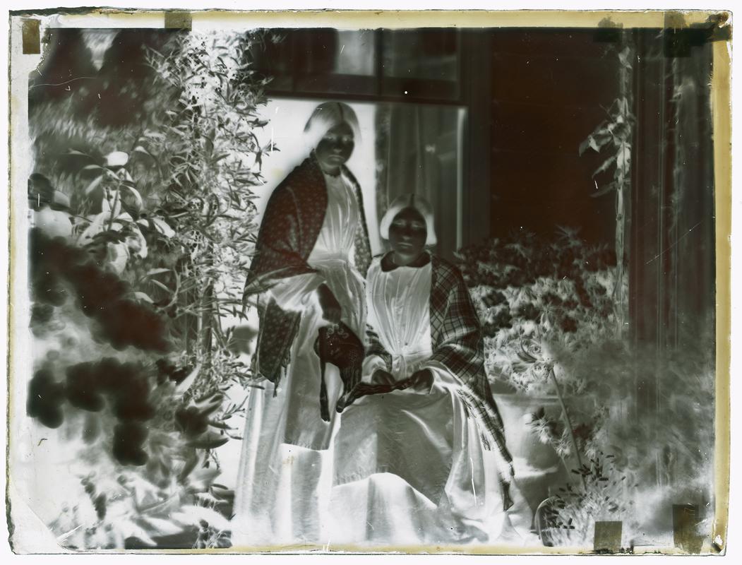 Thereza and Emma Llewelyn, glass negative