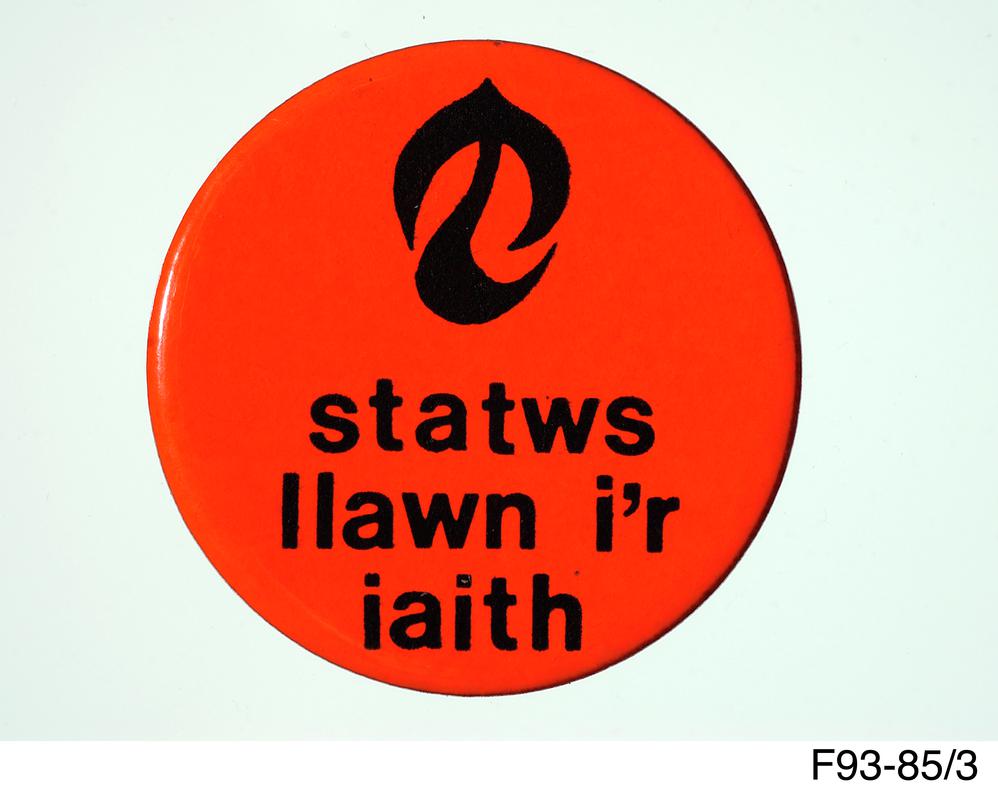 Badge 'statws llawn i'r iaith'