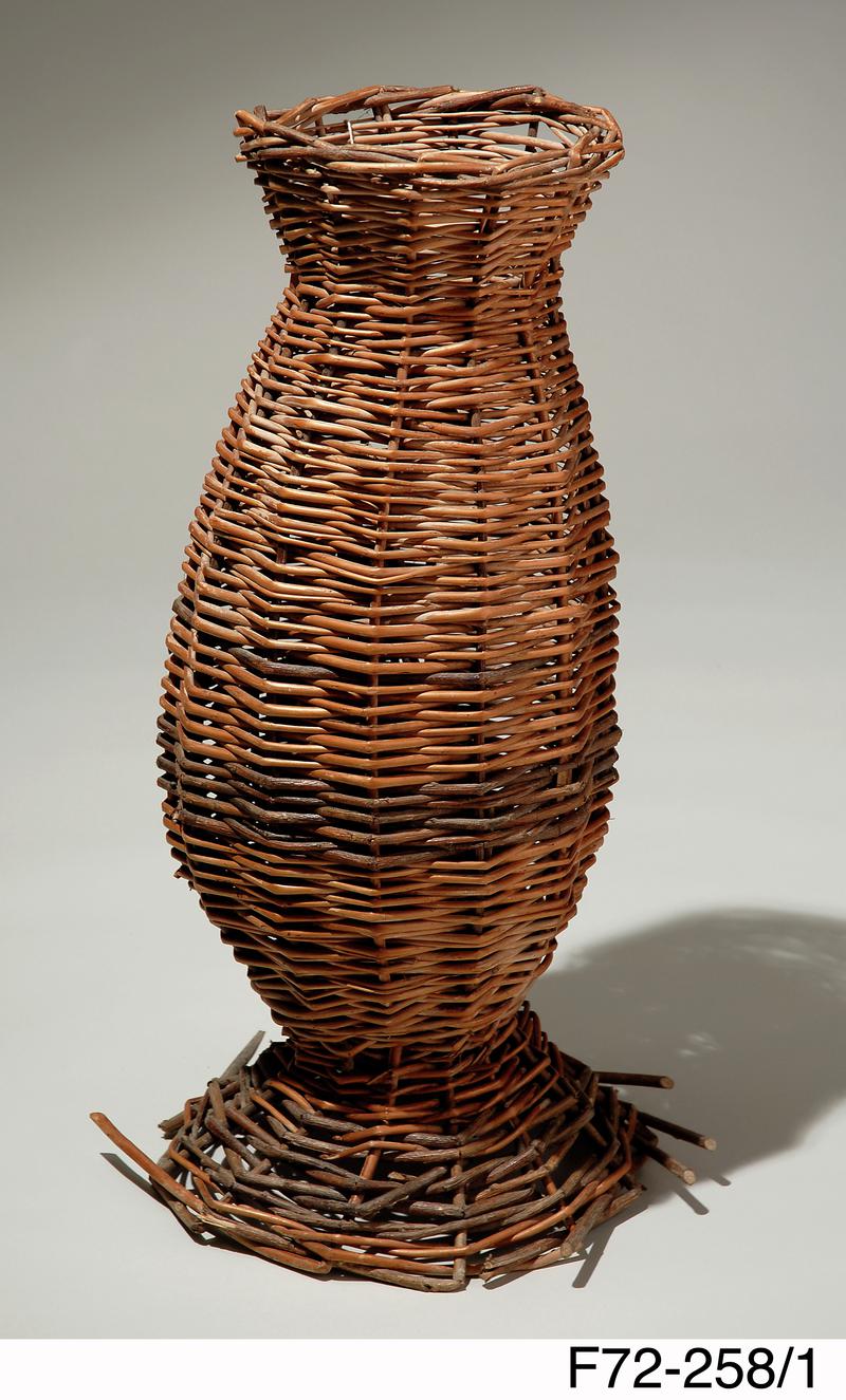 Bottle-shaped basket
