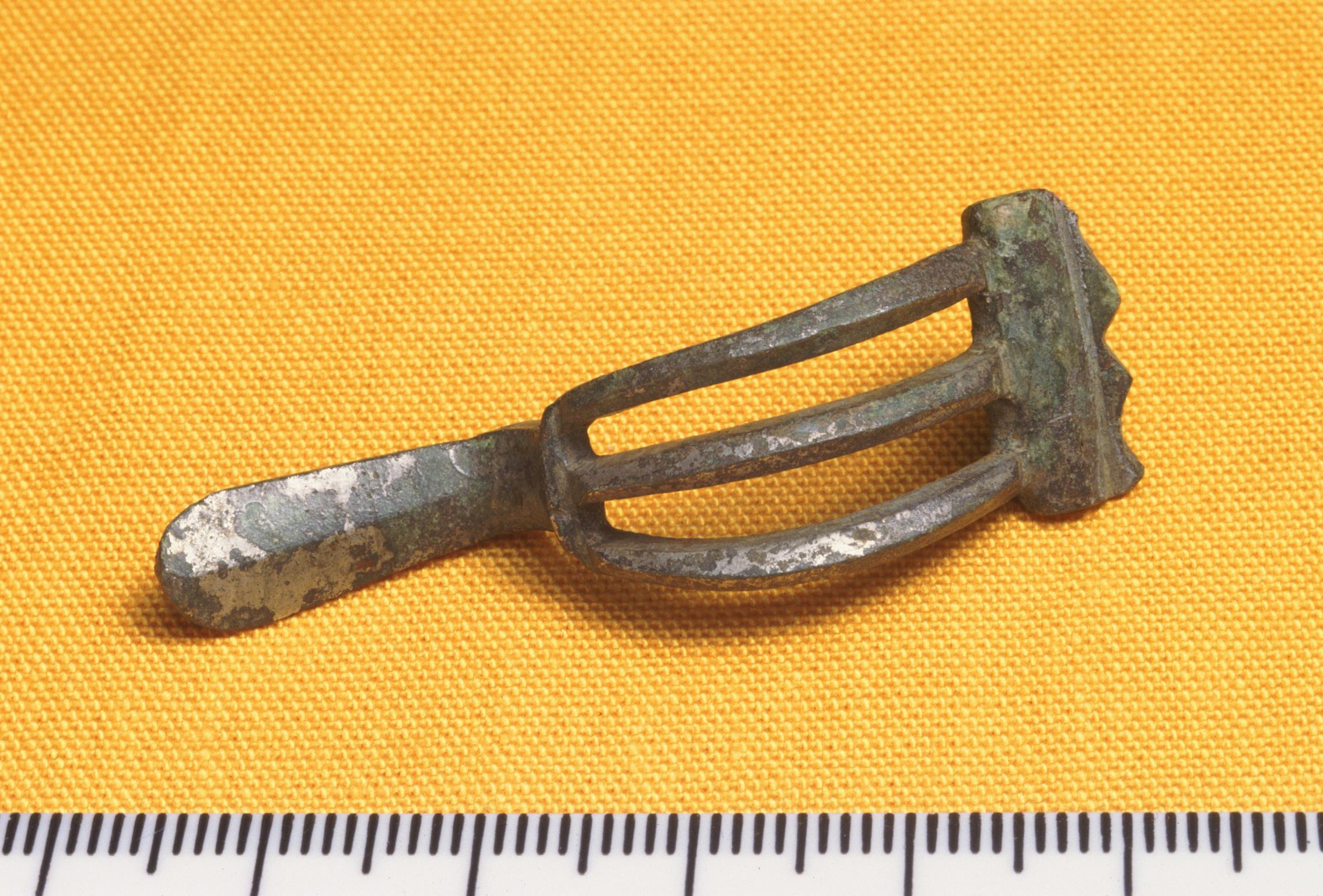Roman copper alloy bow brooch