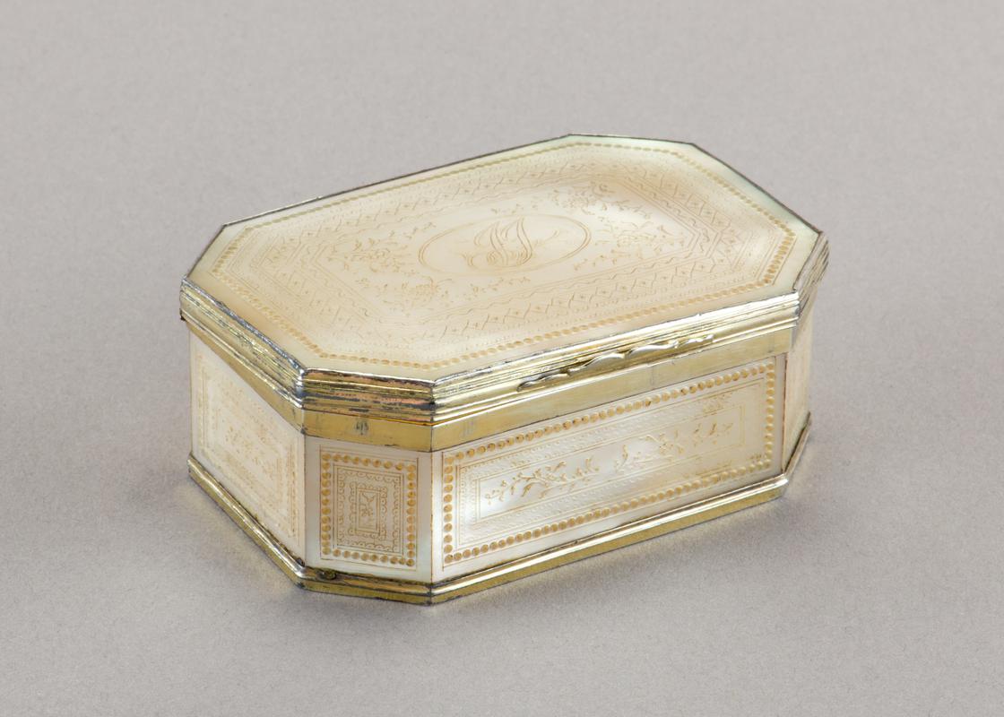 Snuff box