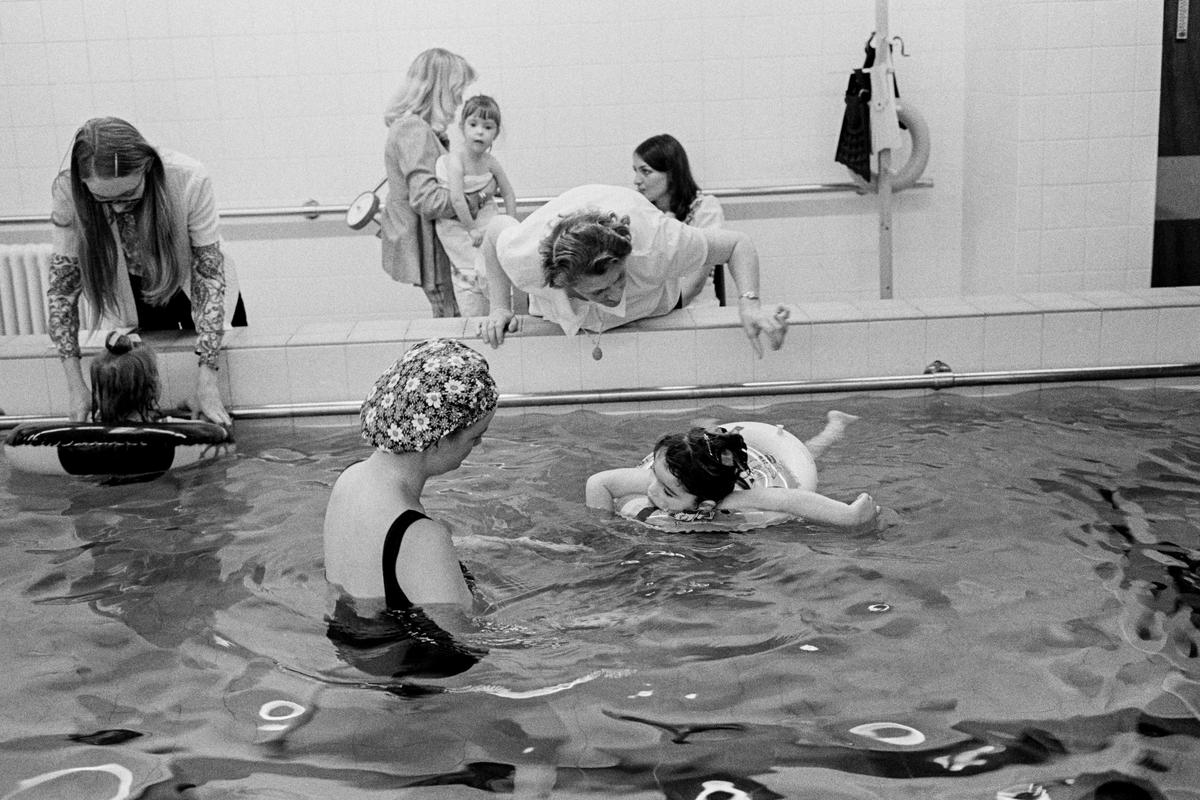 GB. WALES. Cardiff. University Hospital. The physiotherapy pool on childrens day. 1974.