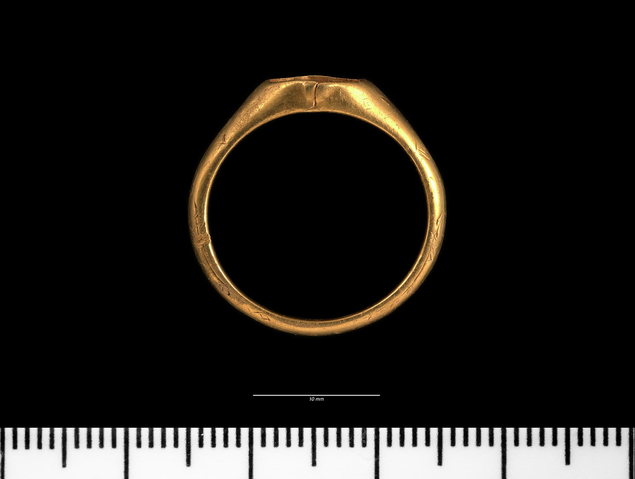 Medieval gold finger ring