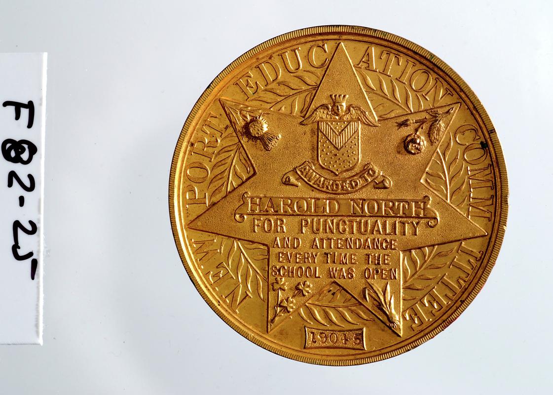 Medal presenoldeb ysgol, Casnewydd, Gwent, 1904-05